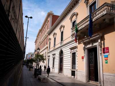 Nelle vesti di artista cre� le decorazioni floreali e antropomorfe di palazzo Chartroux (attuale Liceo Scacchi) su corso Cavour...